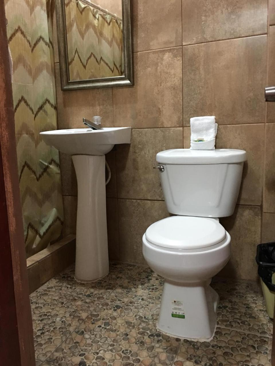 Hotel El Reformador Puerto Barrios Bagian luar foto