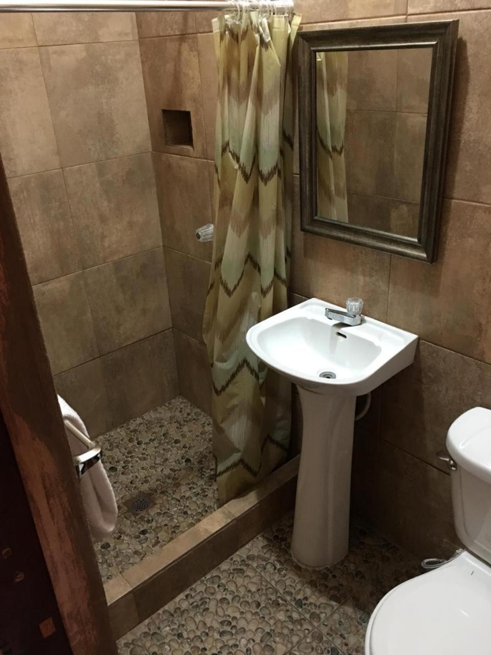Hotel El Reformador Puerto Barrios Bagian luar foto