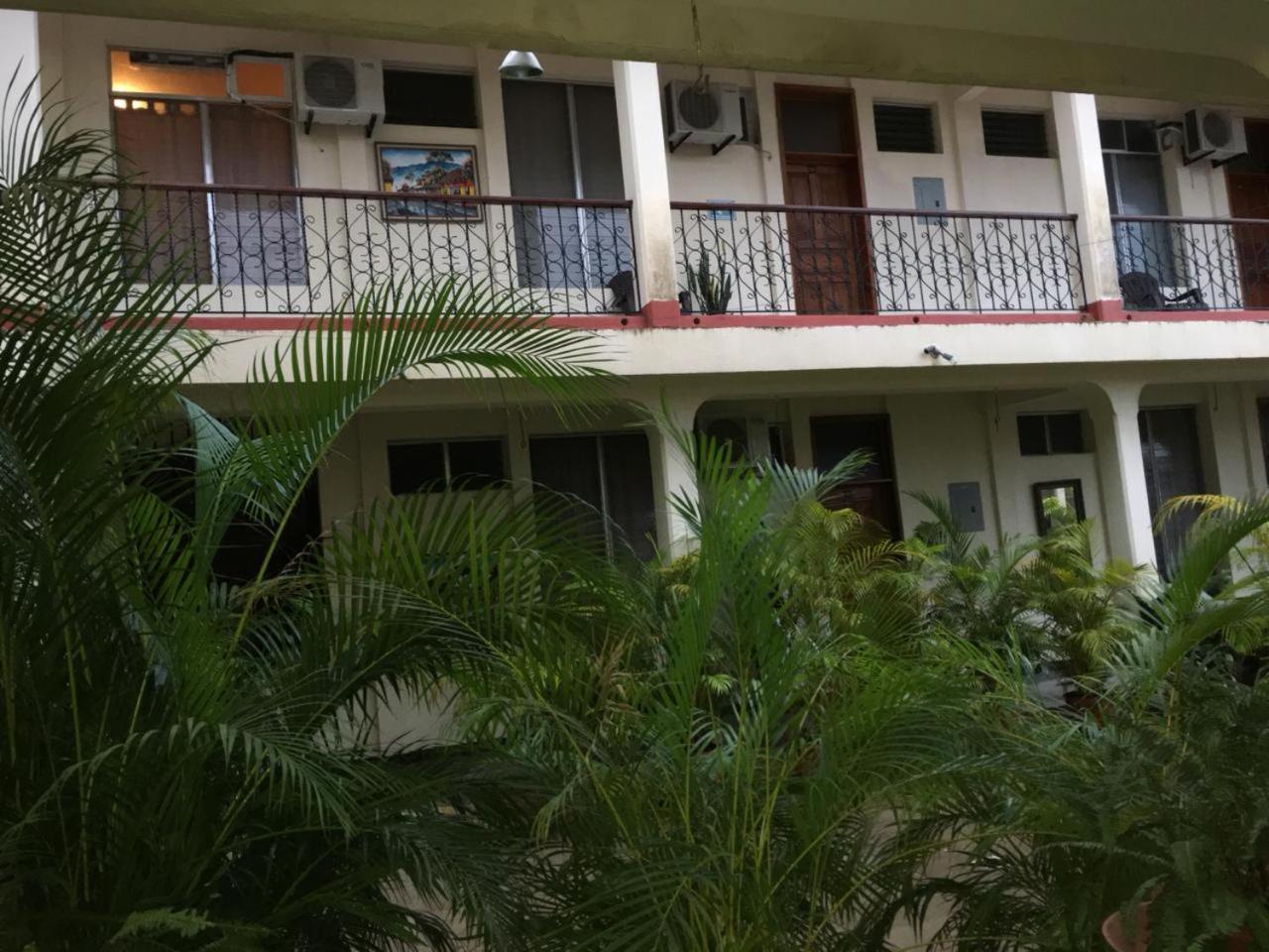 Hotel El Reformador Puerto Barrios Bagian luar foto