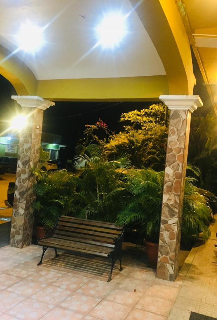 Hotel El Reformador Puerto Barrios Bagian luar foto