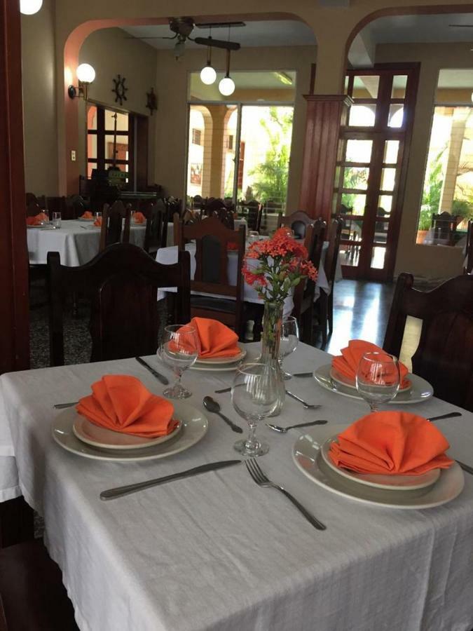 Hotel El Reformador Puerto Barrios Bagian luar foto